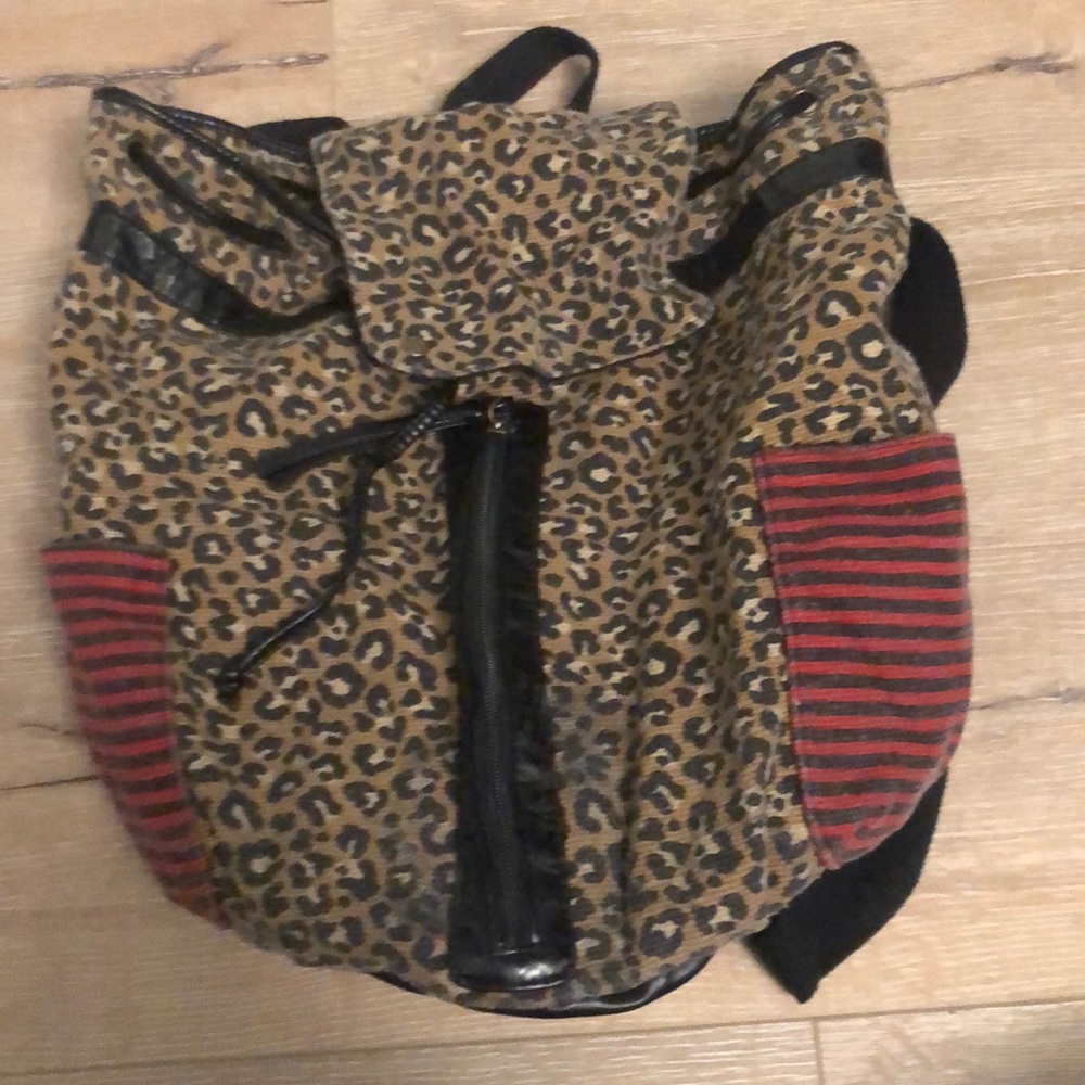 Back back with centre zipper, and side pockets